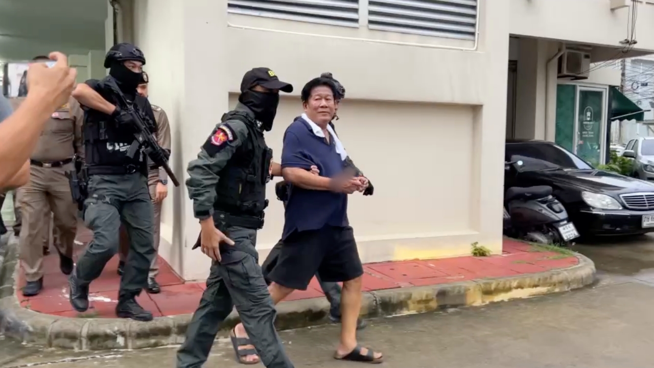 ตำรวจคุมเข้ม นำตัว "ฉลอง เรี่ยวแรง" เข้าค้นบ้านพักย่านนทบุรี หาพยานหลักฐานเพิ่ม