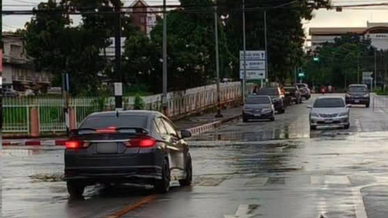คลี่คลายแล้ว "น้ำท่วมนครพนม" ฝนหยุดตก-รถสัญจรได้ตามปกติ ปภ.สั่งเฝ้าระวังใกล้ชิด