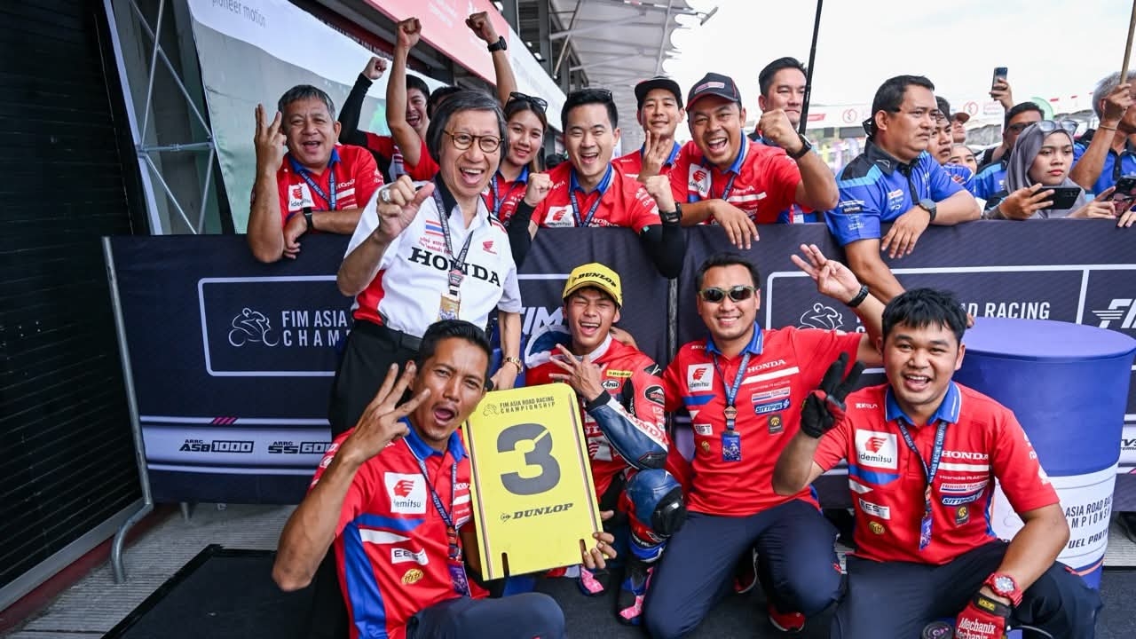 Roaring at Mandalika: Thanach Explodes on Podium, Fer Fiercely Overtakes 13 Riders to Score in AP250 Race 1 at ARRC Round 4