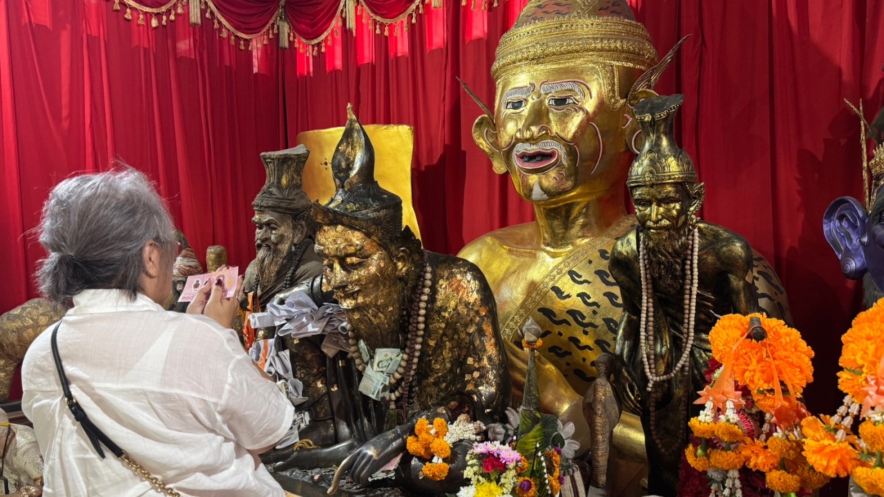 อดีตนางเอกลิเกดัง นำข้าวสารถวายปู่ฤาษีพรหมเมศ ไม่พลาดส่อง "เลขเด็ด" อ่างน้ำมนต์