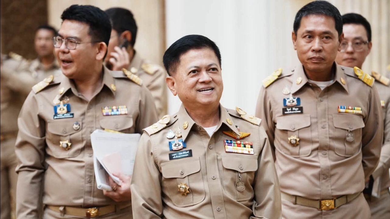 อธิบดีกรมการปกครอง ขีดเส้นสอบ “กำนัน - ผญบ.” เกาะพะงัน แจกปืนเป็นรางวัล