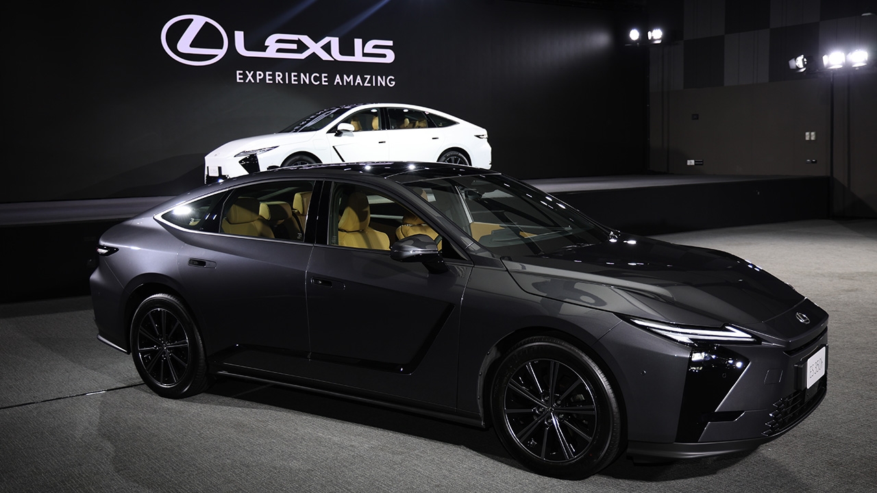 สเปก LEXUS ES ใหม่ สปอร์ตขึ้นแต่ยังนุ่มนวล มีทั้งไฮบริด 247 แรงม้า และ EV วิ่งไกล 620 กม.