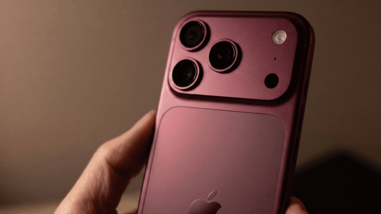 iPhone 18 Pro เปลี่ยนสีเรือธงเป็น Dark Cherry แทนสีส้ม Cosmic Orange