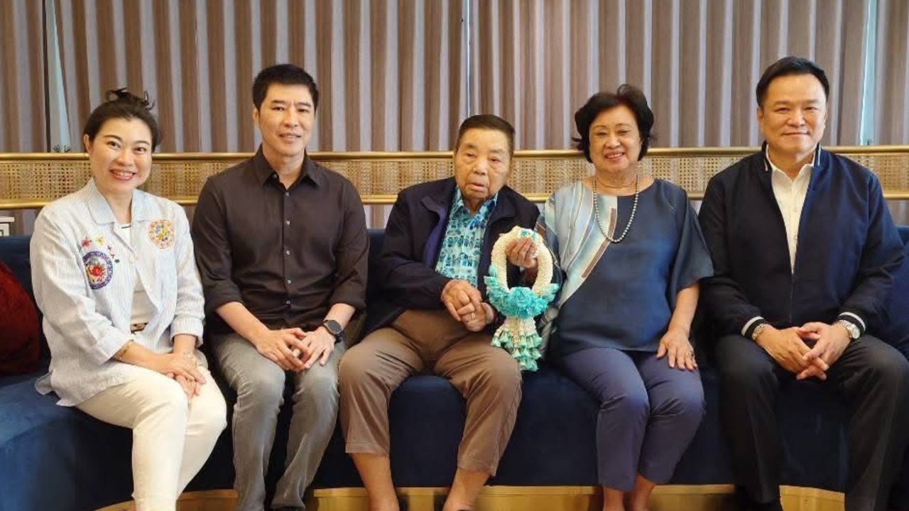 “อนุทิน” พาพี่น้องนำพวงมาลัยกราบ “แม่ทัศนีย์” เนื่องในวันแม่แห่งชาติ
