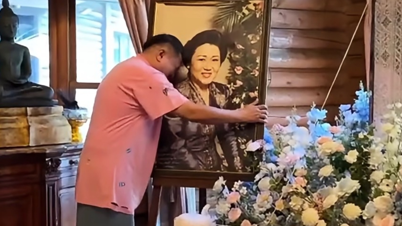 “วัน อยู่บำรุง” ร่ำไห้กราบร่างคุณแม่ลำเนา บอก “วันนี้เป็นวันแม่ วันเกิดหนุ่ม แต่แม่ไม่ได้อยู่”