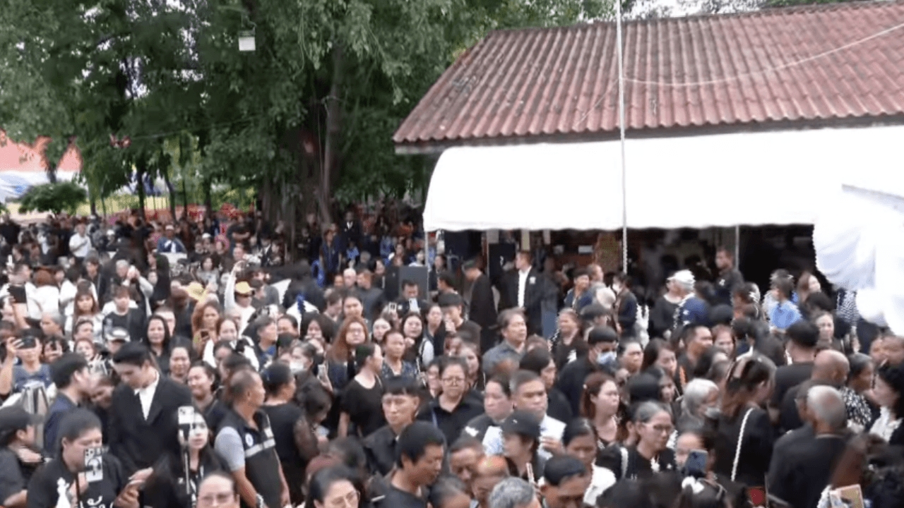 สุดเศร้า เผาแล้ว "ฮลุน โซโล่" มวลชนแน่นวัด ร่วมส่งเดินทางไกลครั้งสุดท้าย
