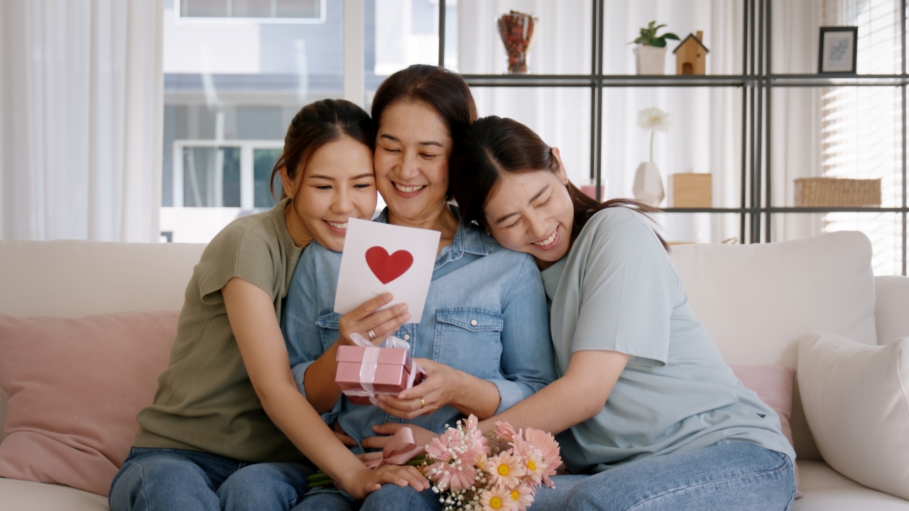 60 คำอวยพรให้ลูก คำซึ้งๆ จากใจแม่ ขอให้ลูกมีความสุข สมหวังทุกเรื่อง