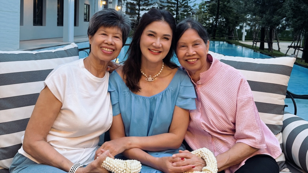 แอน สิเรียม เปิดบ้านภักดีดำรงฤทธิ์ นำพวงมาลัยกราบขอพรคุณแม่และคุณป้า