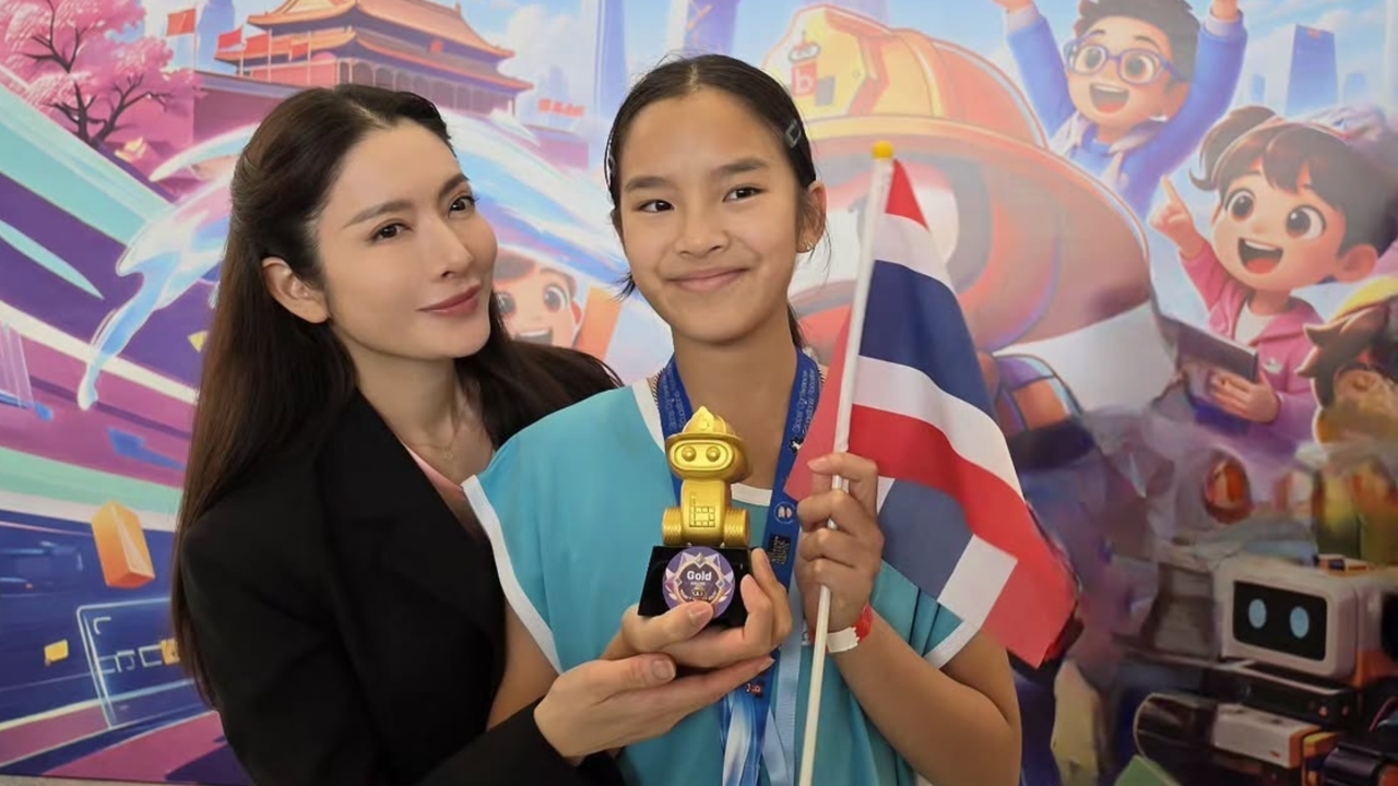 แอฟ ทักษอร สุดภูมิใจ น้องปีใหม่ คว้าเหรียญทองการแข่งขันหุ่นยนต์ระดับโลกที่จีน
