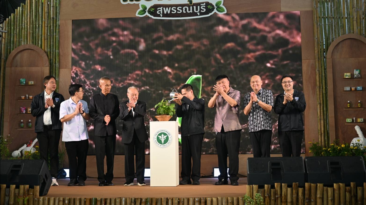 “วราวุธ”ปลื้ม “เมืองสมุนไพร สุพรรณบุรี” ทำลูกประคบไทยดังในต่างประเทศ