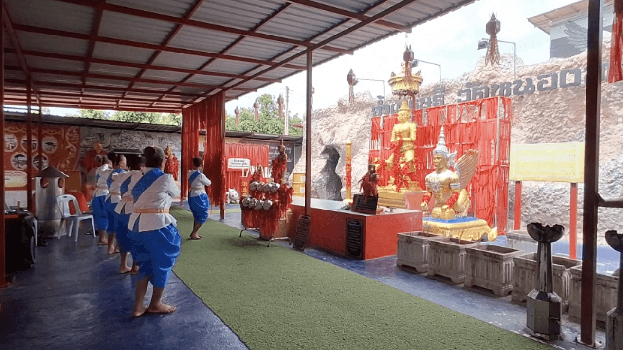 ได้เฮยกหมู่บ้าน ชาวบ้านพารวมตัวรำแก้บน "ท้าวเวสสุวรรณ" จุดธูปลุ้นเลขเด็ด 16/8/69