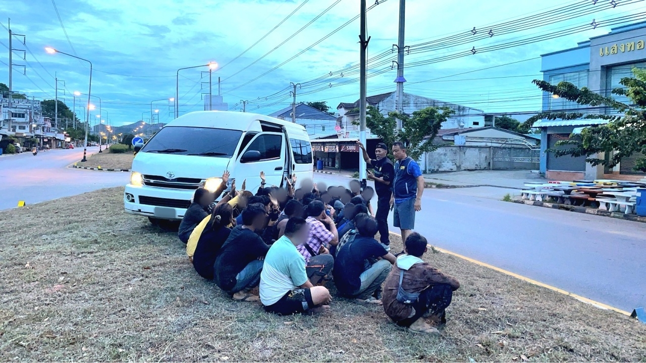 สกัดจับรถตู้ขนแรงงานต่างด้าว ซิ่งเสียหลักพุ่งขึ้นเกาะกลางถนน พบอัดคนมา 43 ชีวิต