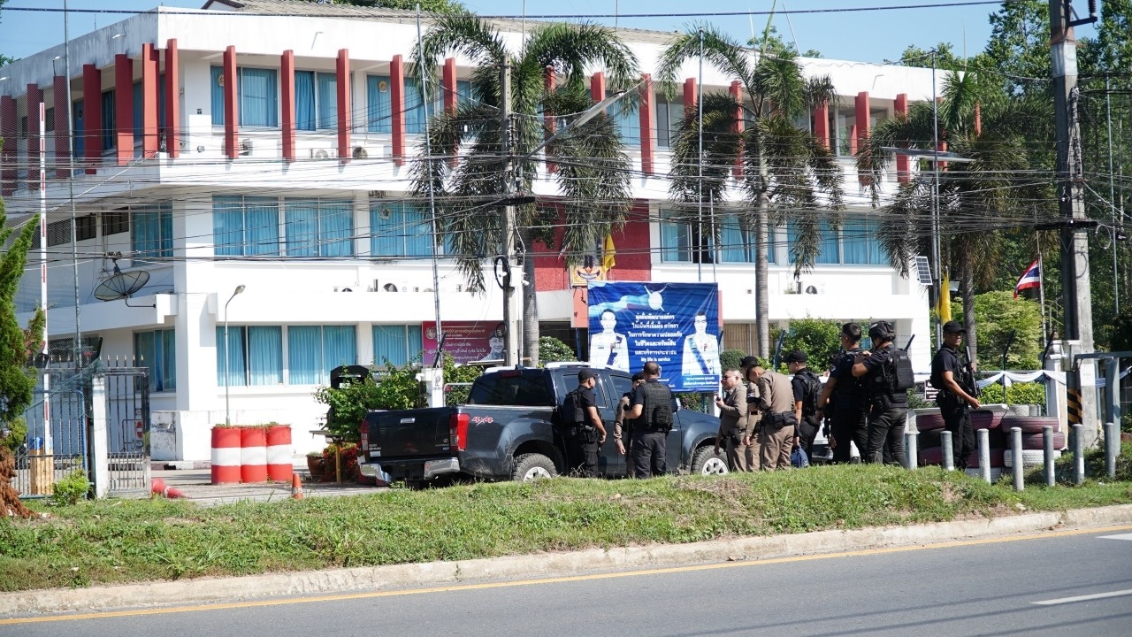 คนร้ายใช้อาวุธยิงถล่ม หลังโรงพักลำใหม่ จนท.ยิงตอบโต้ อีกฝ่ายล่าถอย