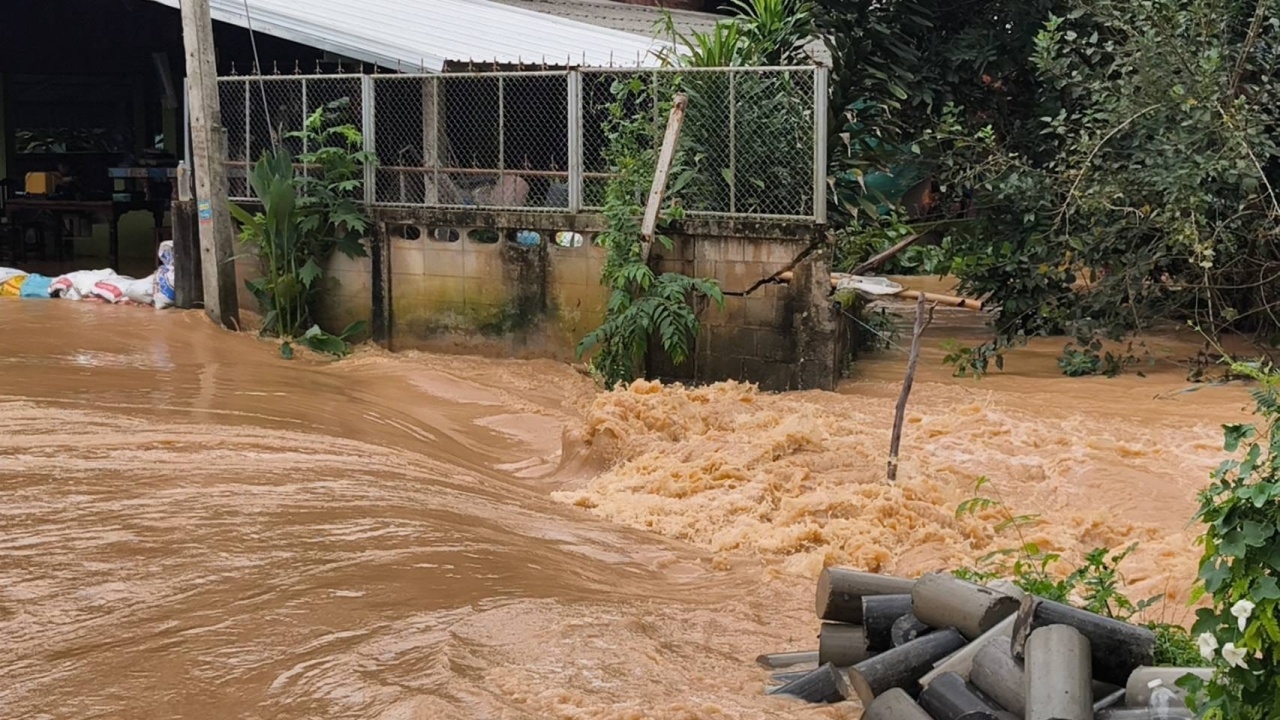 ฝนถล่มดอยหลวง จ.เชียงราย ทำน้ำป่าหลากท่วมถนน - บ้านเรือนประชาชนพื้นที่ ต.โชคชัย