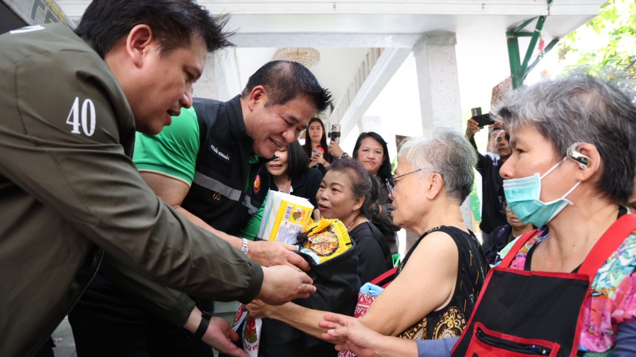 “ธรรมนัส” มอบถุงยังชีพช่วย 58 ครอบครัวเหยื่อไฟไหม้ ย้ำความเดือดร้อนต้องแยกจากการเมือง