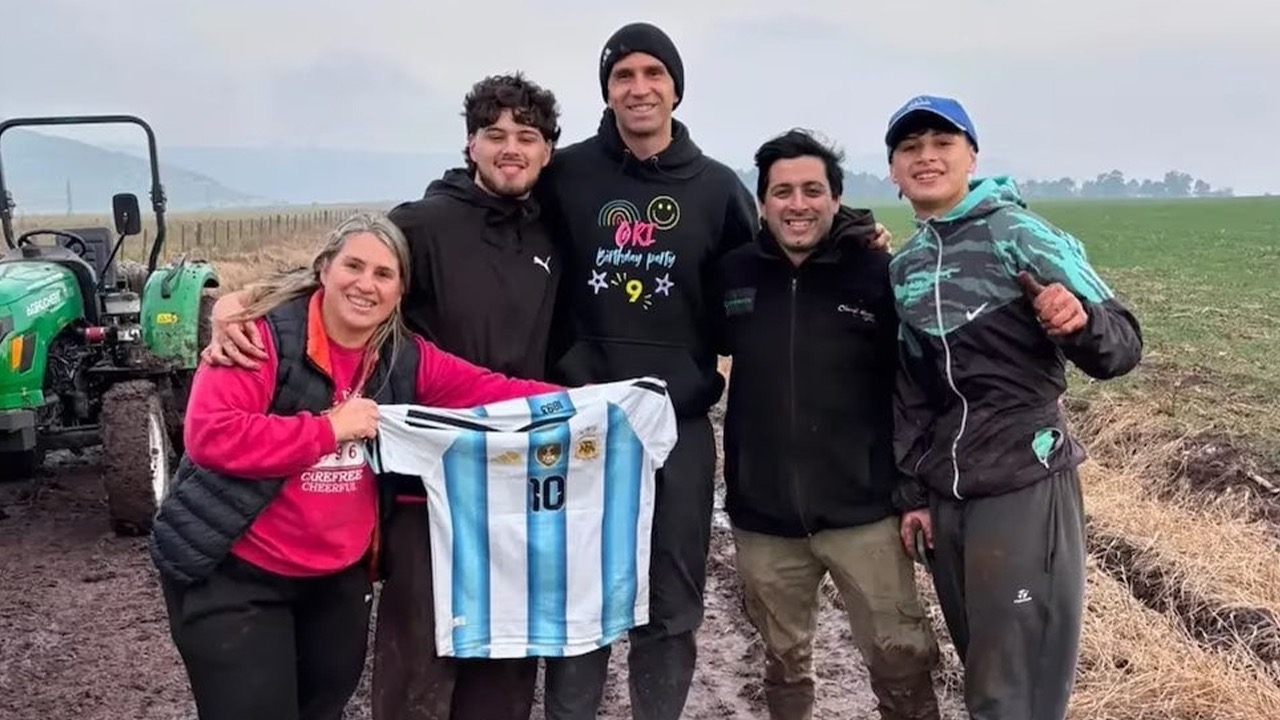 Martínez Unluckily Gets Stuck in Mud but Rescued by Locals, Then Gifts Argentina Shirt as Thanks