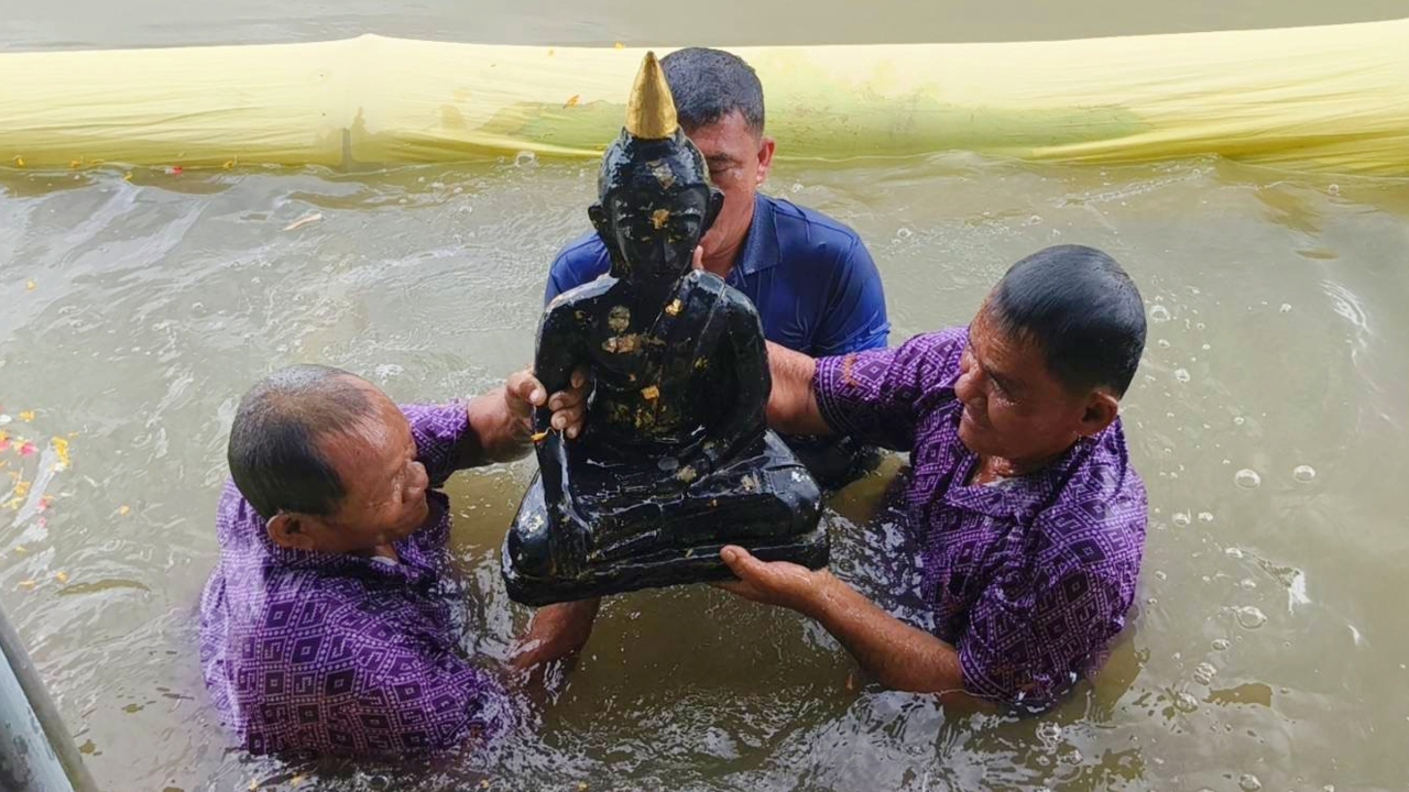 คอหวยส่อง “เลขเด็ด” หางประทัด “พิธีอุ้มหลวงพ่อดำลงแม่น้ำท่าจีน” ลุ้นโชคงวด 1/8/69