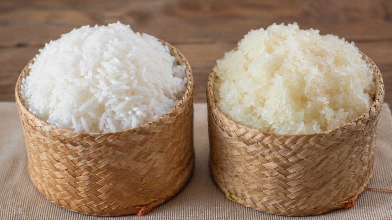 ข้าวสวย vs ข้าวเหนียว กินแบบไหนอิ่มนานกว่า? เทียบชัดๆ แคลอรี ไขมัน และสารอาหาร