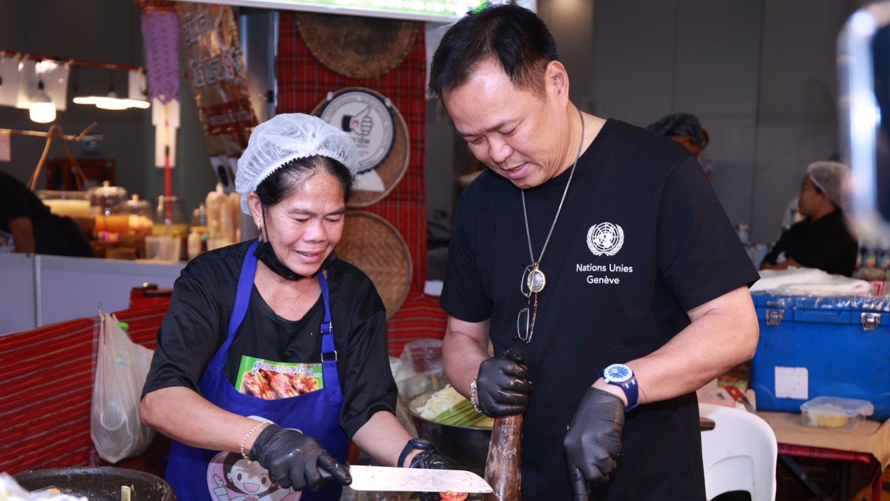 “อนุทิน” ควง “จ๋า ธนนนท์” ตำส้มตำงาน OTOP Midyear 2026 ชวนใช้ไทยช่วยไทย พลัส