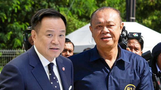 อนุทิน โชว์บู๊ทุบสิงห์มหาดไทยหัก "มาเฟียยึดเมือง" : กระชับพลัง "เบอร์หนึ่ง" ย้ำรอยร้าว "อำนาจคู่"
