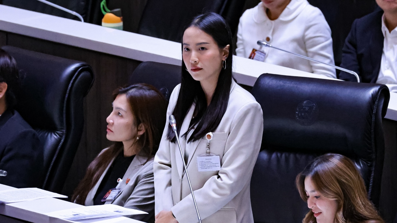 “ไอซ์” แจงภาพคุย “ไชยชนก” กลางสภาฯ โอกาสเจอรัฐมนตรีมันไม่ง่าย เชิญแจง กมธ. ก็ไม่มา