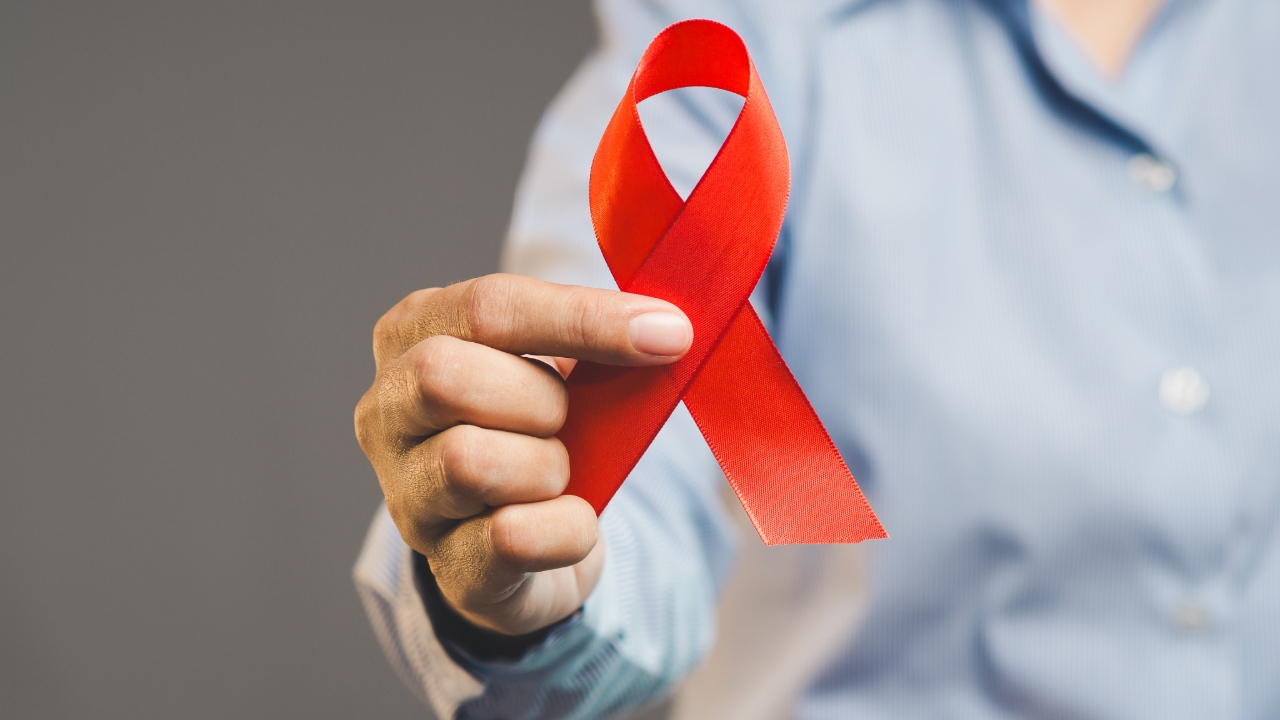 รู้ทันก่อนสาย! เช็ก 7 สัญญาณโรคเอดส์ (AIDs) อาการแบบไหนมีความเสี่ยง