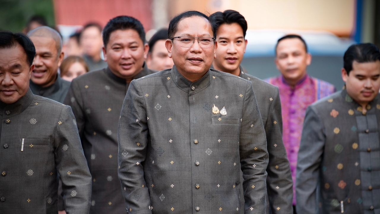 สส.กล้าธรรม จี้ปรับ รมว.อุตฯ พ้นเก้าอี้ ฟาด เก่งแต่พูดภาษาอังกฤษ แต่ไม่รู้เรื่องเหล็ก