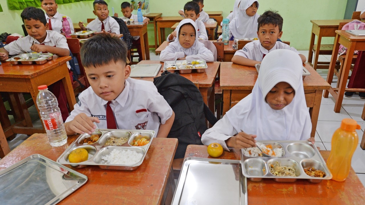 อินโดนีเซียระงับโครงการอาหารฟรีช่วงปิดเทอม หั่นงบ-ลดขนาดโครงการ 