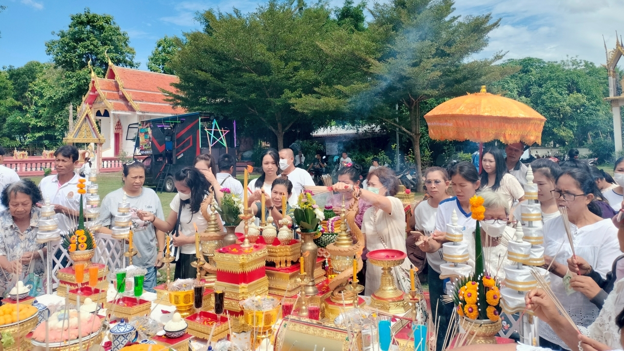 บวงสรวงบูรพาจารย์ “วัดวังอ้อ” ช่วงบวงสรวงลมพัดแรง ธูปมงคลหัก คนส่องเลขเด็ดเสี่ยงโชค