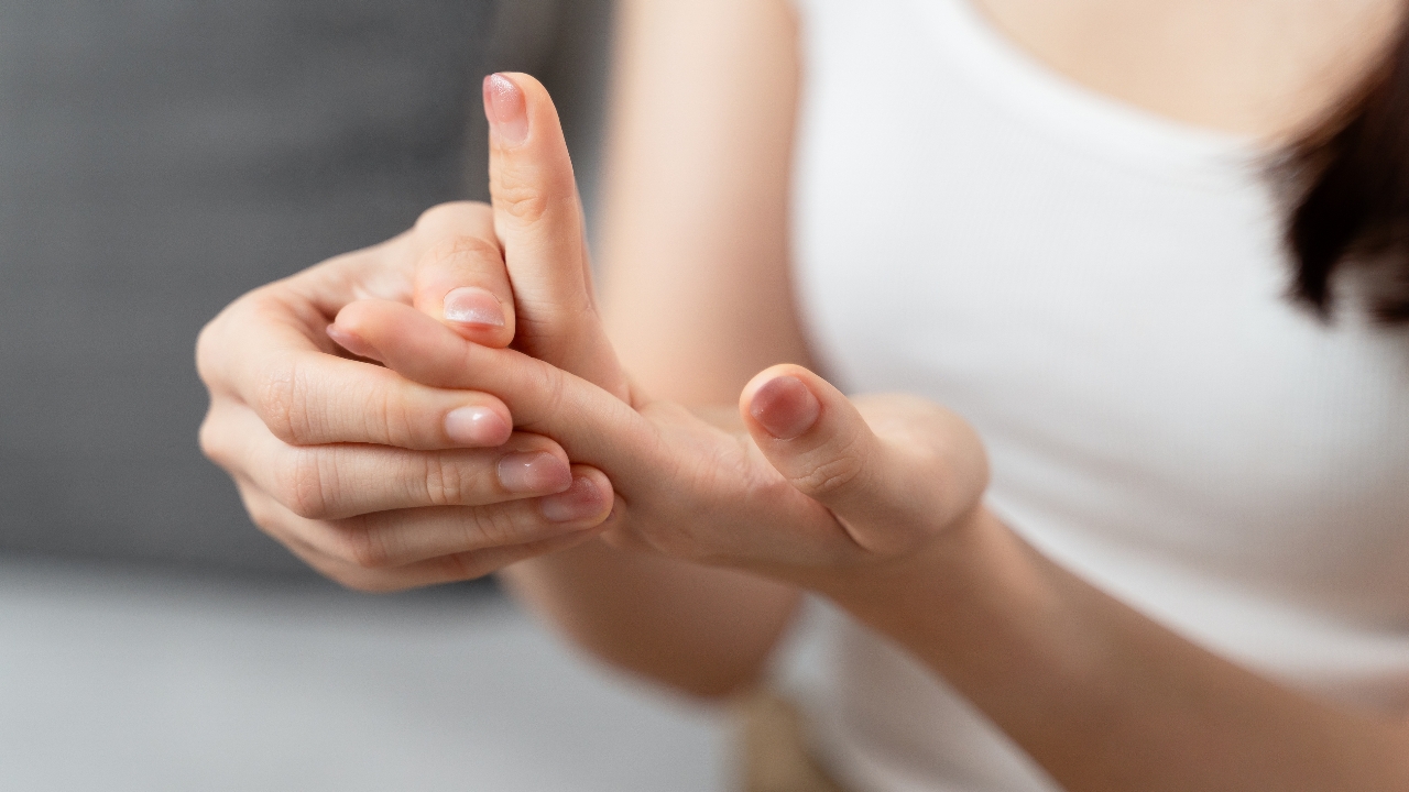 มือชาตำแหน่งต่างกัน บอกโรคอะไรได้บ้าง? เช็กสัญญาณเตือนก่อนเสี่ยงเส้นประสาทพัง