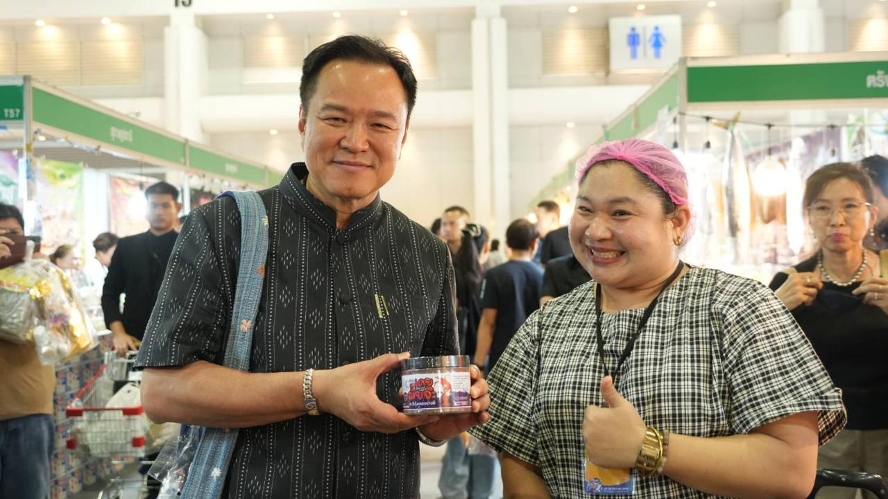 “นายกฯ อนุทิน” สะพายย่ามช้อปปิ้ง OTOP Midyear 2026 