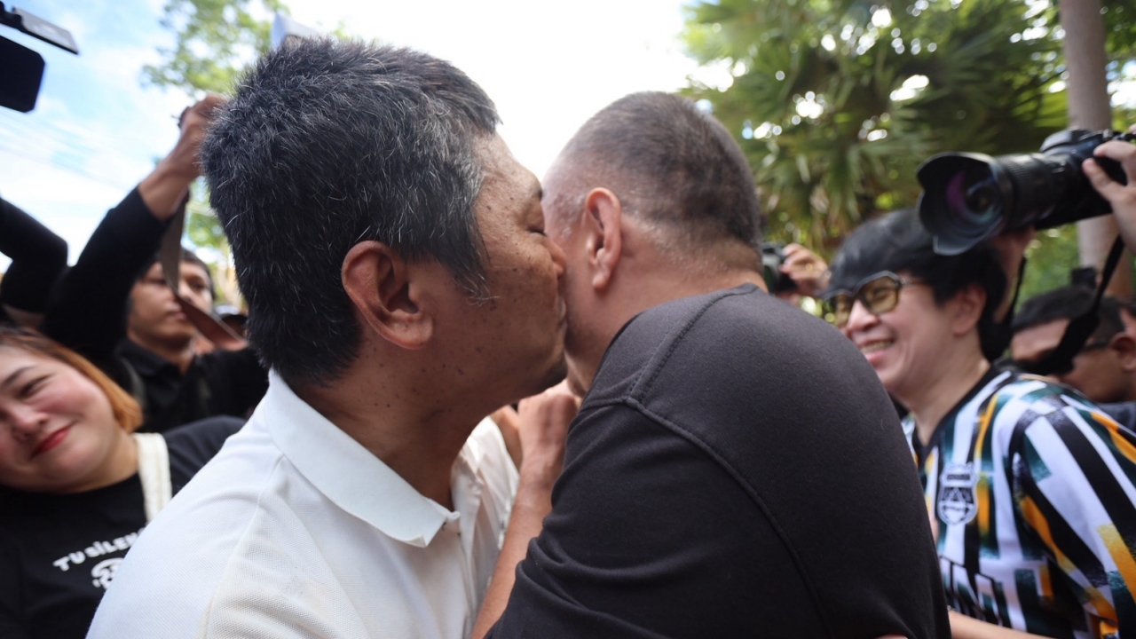 "เสก โลโซ" ได้รับการพักโทษ ถูกปล่อยตัวจากเรือนจำ โผกอด หอมแก้ม "ณัฐวุฒิ"