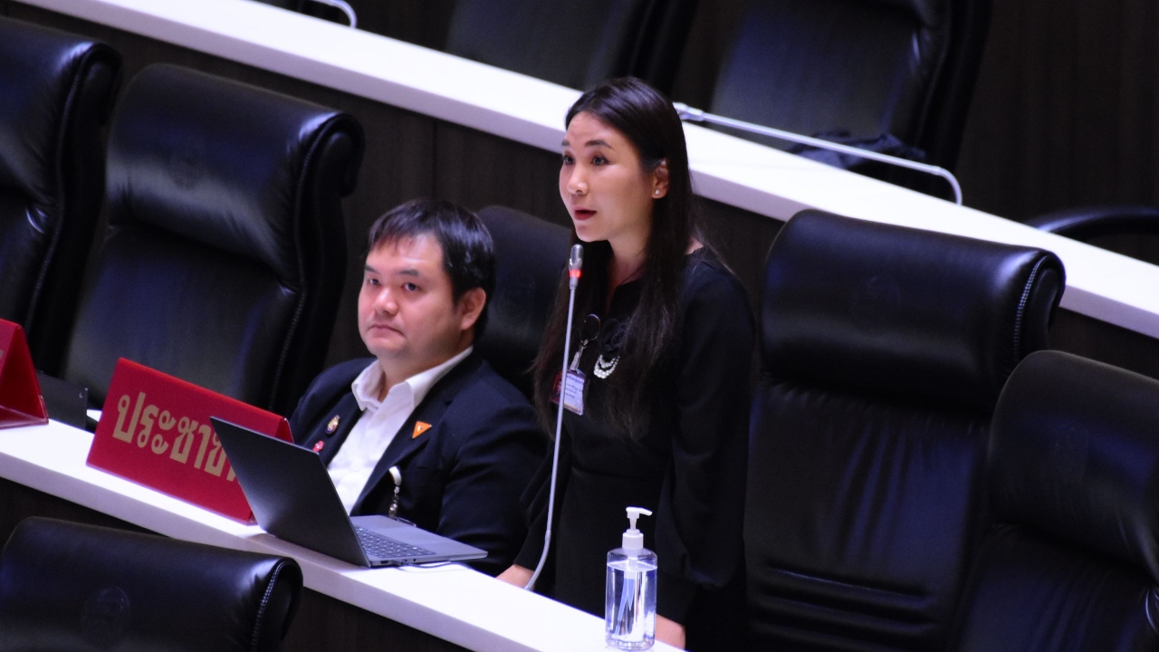 “ไหม” ซัดรัฐบาลชักหน้าไม่ถึงหลัง พยายามโอนงบ 10,000 ล้าน 