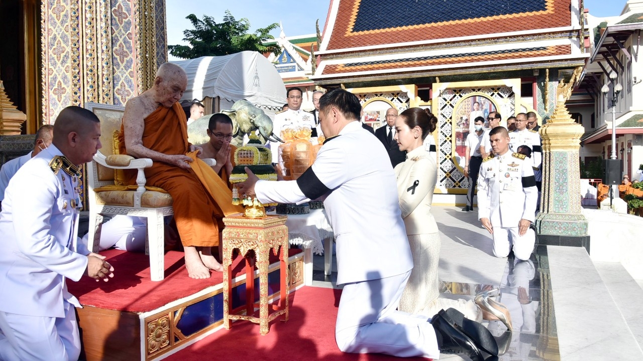 นายกฯ ทำบุญตักบาตรถวายพระกุศล ฉลองพระชันษา 99 ปี สมเด็จพระสังฆราช