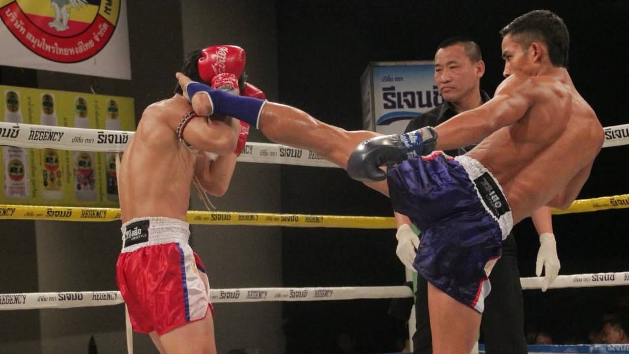 Fierce Battle: Hasadee Knocks Out Mon Khao in Round 3, Advances First to Semifinals of the 25th Poonsuea Muay Thai Tournament