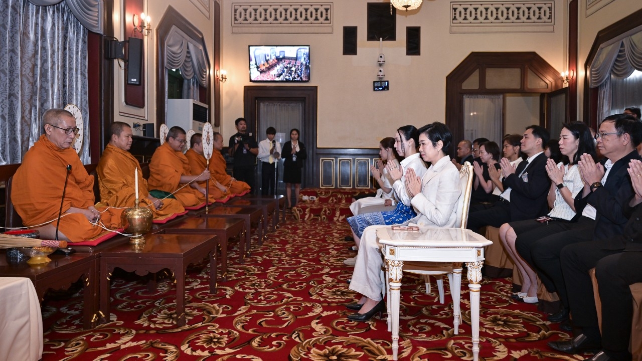 “รัชดา” นำคณะโฆษกรัฐบาล ทำบุญศูนย์แถลงข่าว ตึกนารีสโมสร ขอประชาชนรับทราบข่าวดี ๆ และถูกต้อง