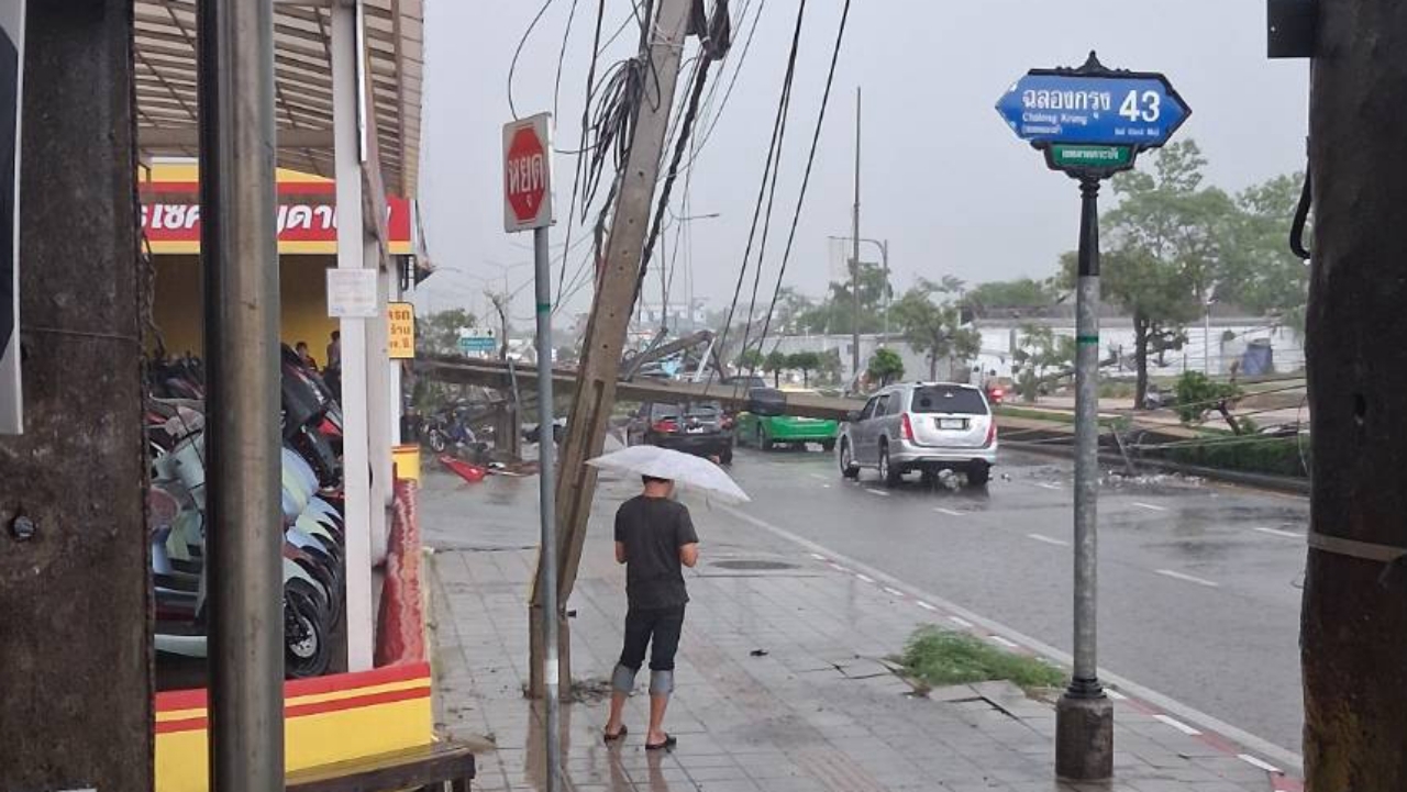 ฝนหนัก ลมแรง เสาไฟ-ป้ายโฆษณา ล้มทับรถหลาย กีดขวางการจราจรหลายจุด