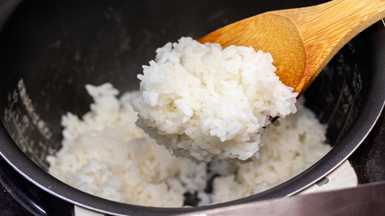 ข้าวบูดเร็ว เกิดจากอะไร? เปิดวิธีแก้หม้อข้าวบูดซ้ำซาก ข้าวเรียงเม็ดสวยอยู่ได้ข้ามวัน