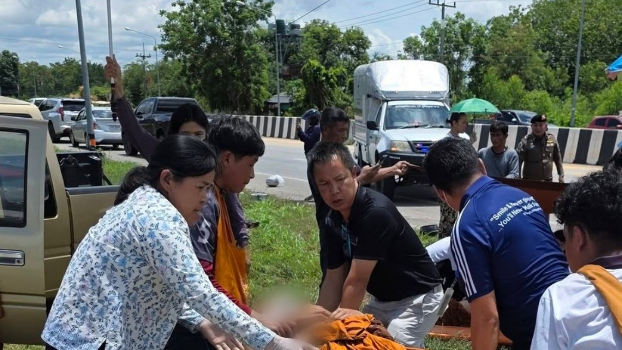 ชื่นชม "พว.วิวัตร เหล่าน้อย" เข้าช่วยเหลือ CPR พระบาดเจ็บ เหตุเด็ก 11 ขับรถชน