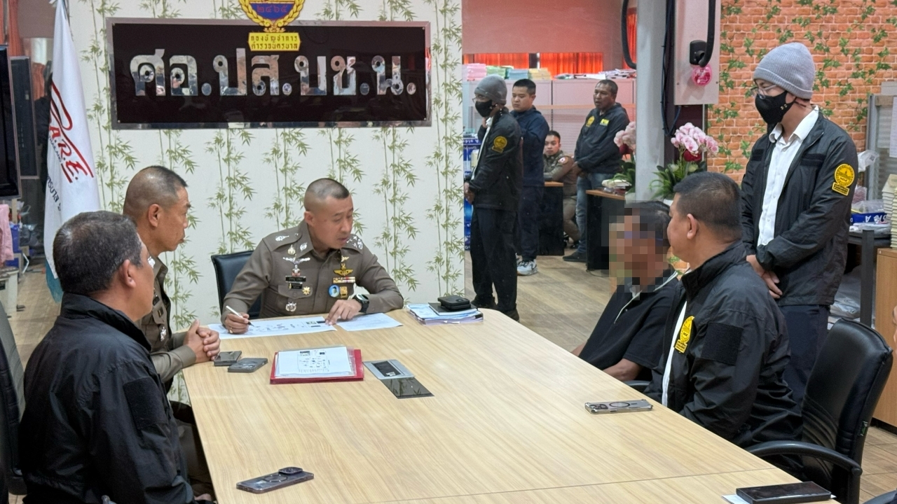 ด่วน! คุมตัวคนขับเก๋ง ให้ "หนุ่มใส่ฮู้ด" ส่งพัสดุต้องสงสัยให้แอร์ที่คอนโดฯ