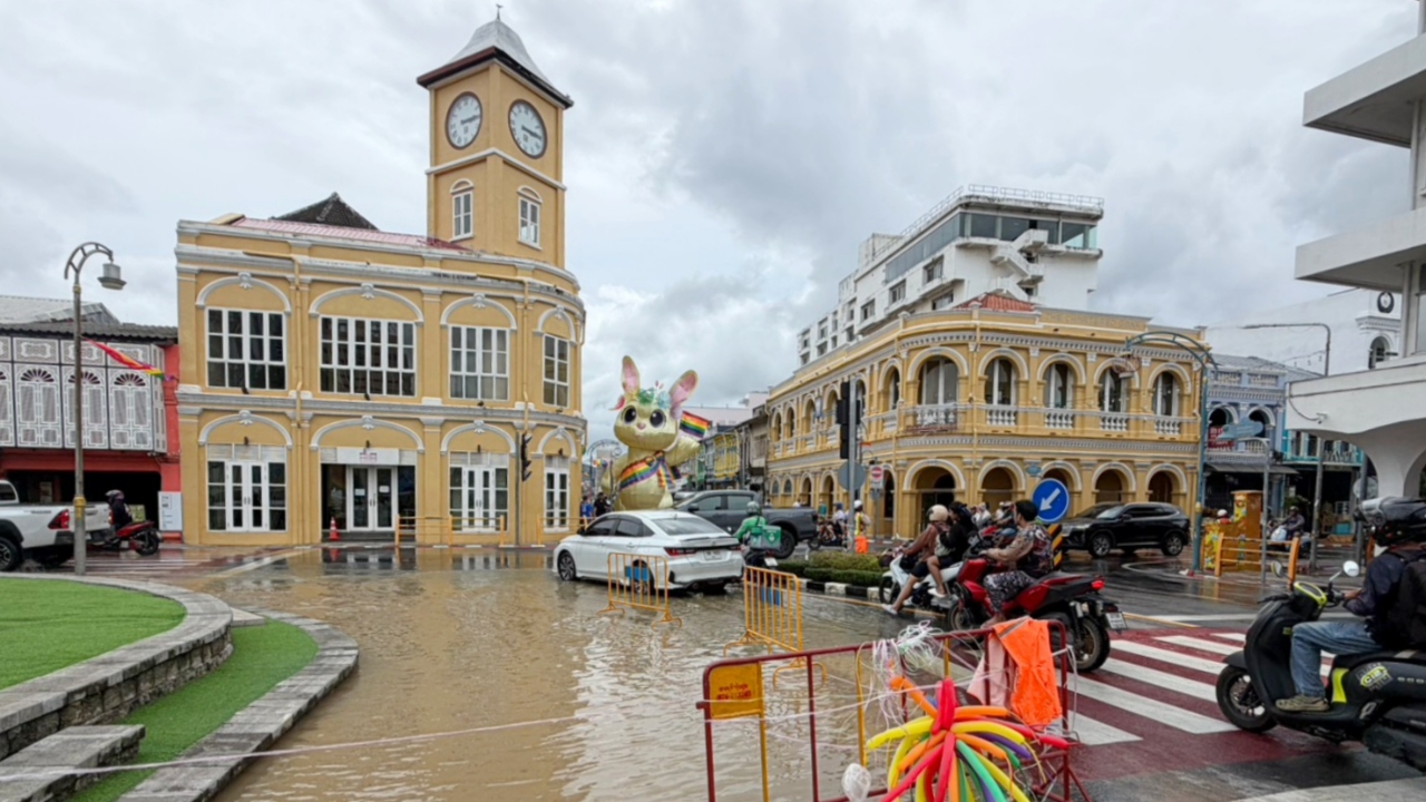 น้ำท่วมภูเก็ตคลี่คลาย เปิดสัญจรได้ตามปกติ แต่ยังเฝ้าระวังฝนตกต่อเนื่อง