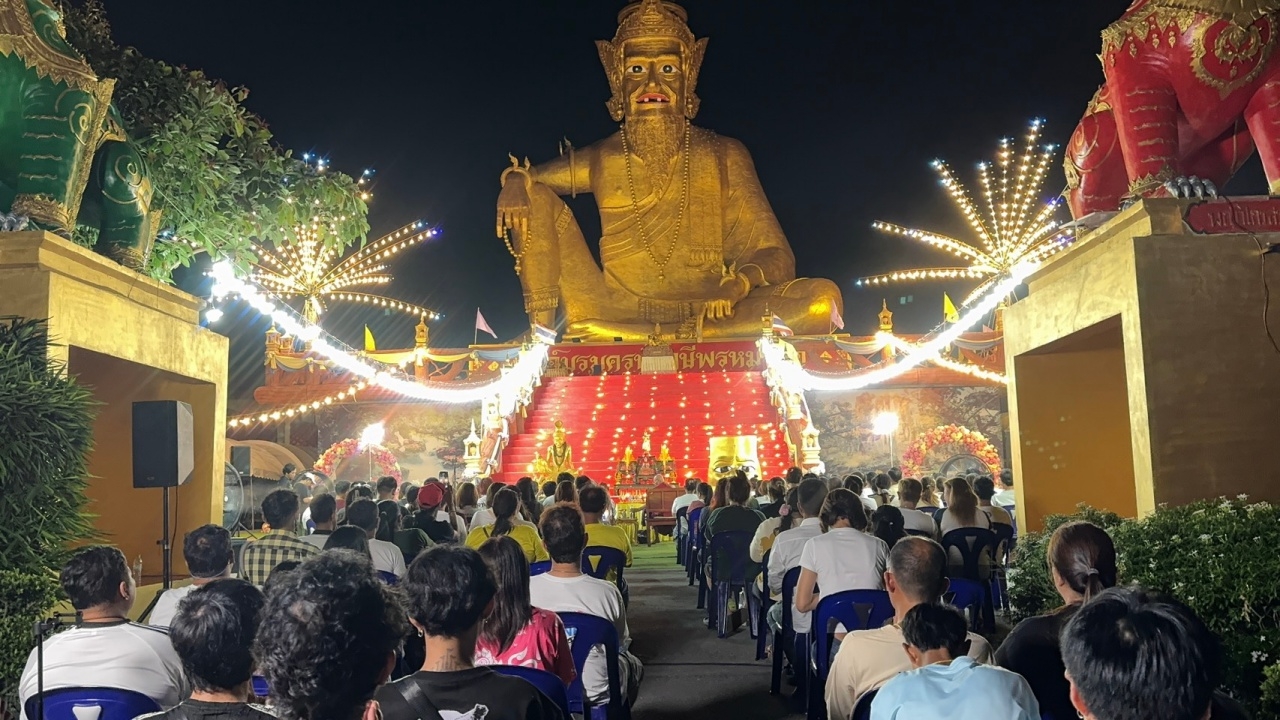 สายมูร่วมพิธีอาบน้ำมนต์ "วันจันทร์ซ้อนจันทร์" ไม่พลาดส่องเลขเด็ด 1/7/69 ลุ้นโชค