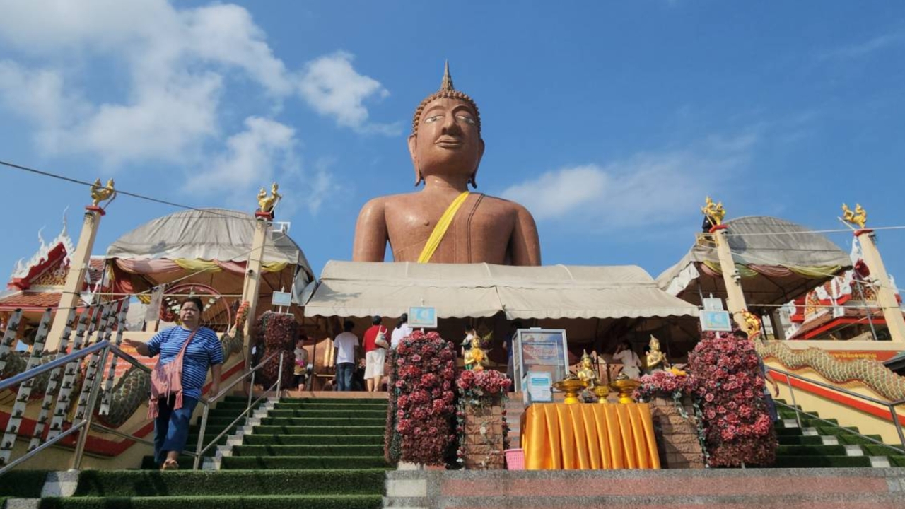 โค้งสุดท้ายหวยออก คนแห่ขอโชค “หลวงพ่อสมหวัง” เขย่าเซียมซี “เลขเด็ด” ลุ้นโชคงวดนี้