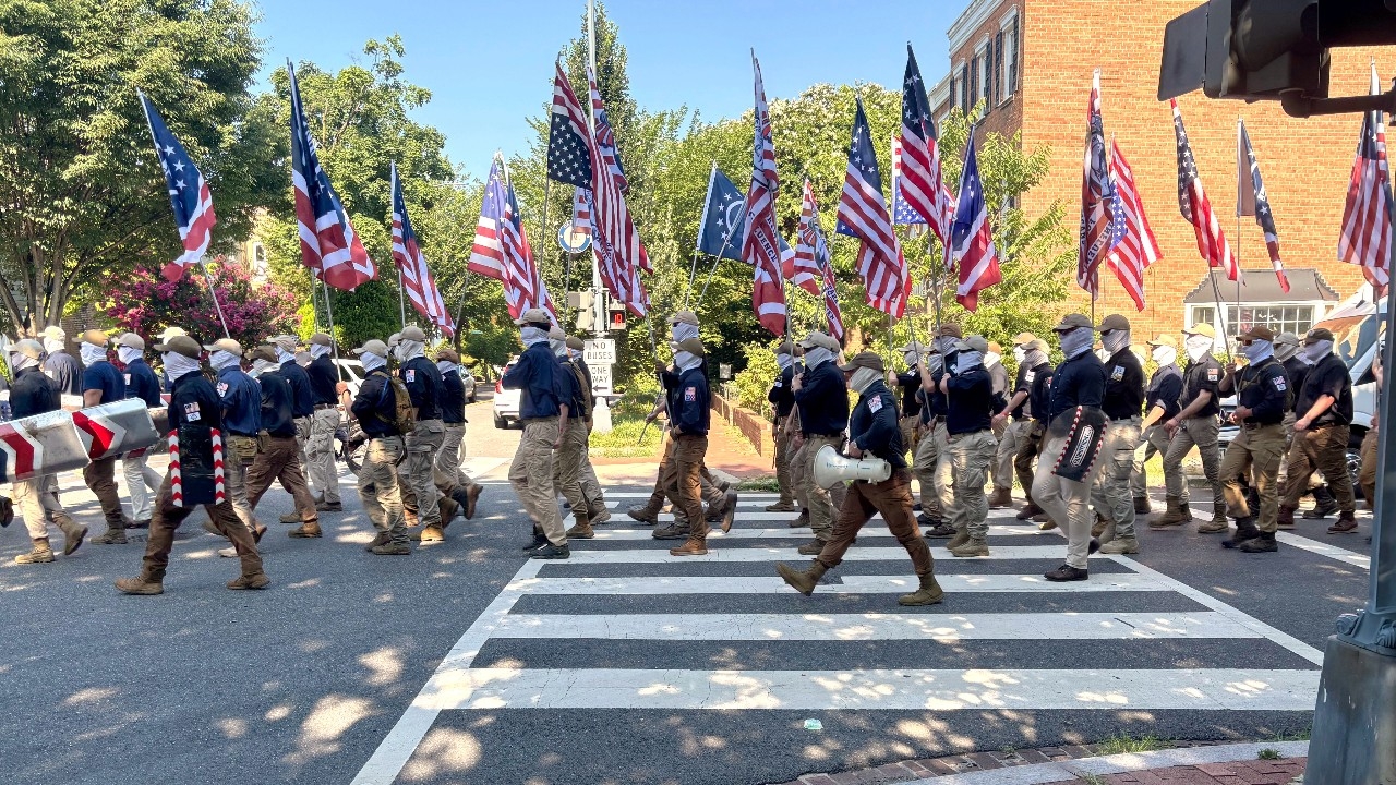 กลุ่มชาตินิยมผิวขาว "Patriot Front" นับร้อยปิดหน้าเดินขบวนกลางวอชิงตัน ปลุกกระแสเหยียดเชื้อชาติ