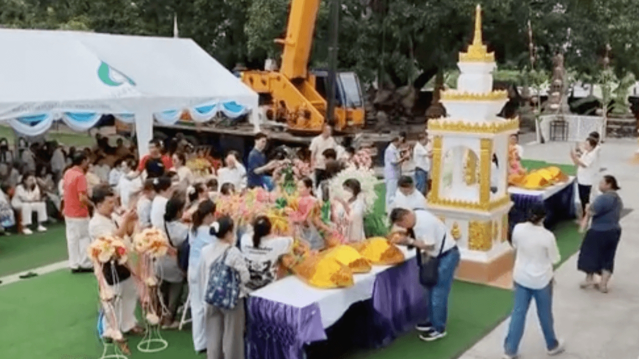 คอหวยแห่ส่อง "เลขเด็ด" พิธียกช่อฟ้าพระอุโบสถ ทำบุญอายุวัฒนมงคล 74 ปี