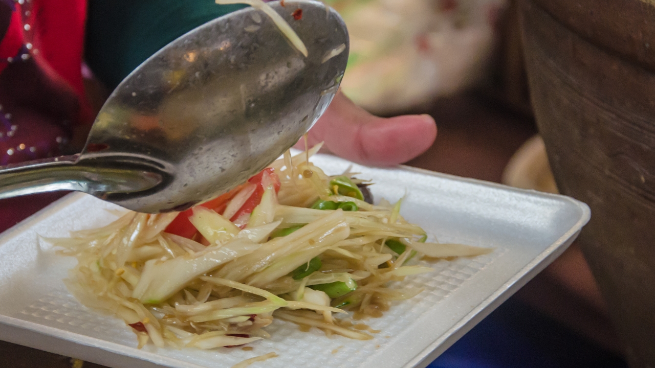 สั่งตรวจร้านส้มตำ หลังนิสิตใหม่ ม.มหาสารคาม เจอพยาธิใบไม้ตับกว่า 4 พันราย