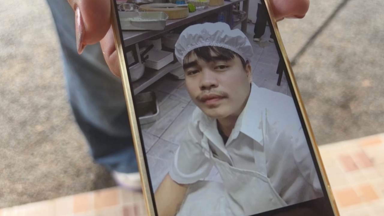ครอบครัวเศร้า “น้องอาร์ท” หนุ่มวัย 22 เหยื่อไฟไหม้โรงเบียร์ลาดพร้าว ทำงานหาเงินเลี้ยงดูแม่พิการ