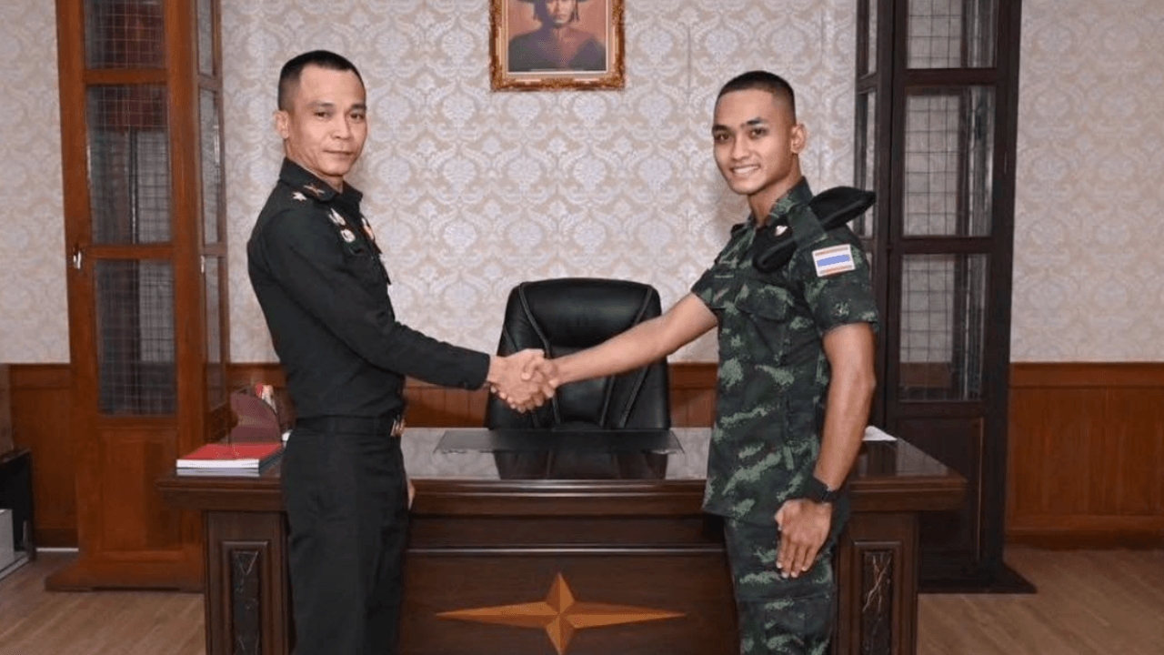 "กองทัพบก" ชื่นชมความสำเร็จ "น้องเเอ็ฟ" จาก "พลทหาร" สู่ "ว่าที่ปลัดอำเภอ"