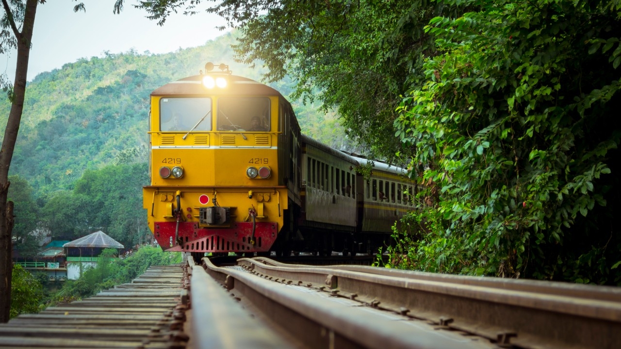 แนะนำ 5 ทริปนั่งรถไฟเที่ยวใกล้กรุงเทพฯ จัดทริป 2 วัน 1 คืน งบประหยัด เที่ยวได้สบาย