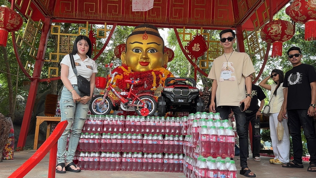 สาวดวงปังได้โชคหลักแสน นำรถบังคับไฟฟ้าแก้บน "กุมารทองเจ้าสัวเฮง" ไม่ลืมขอเลขเด็ด